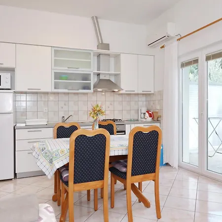 Apartment Rajna *